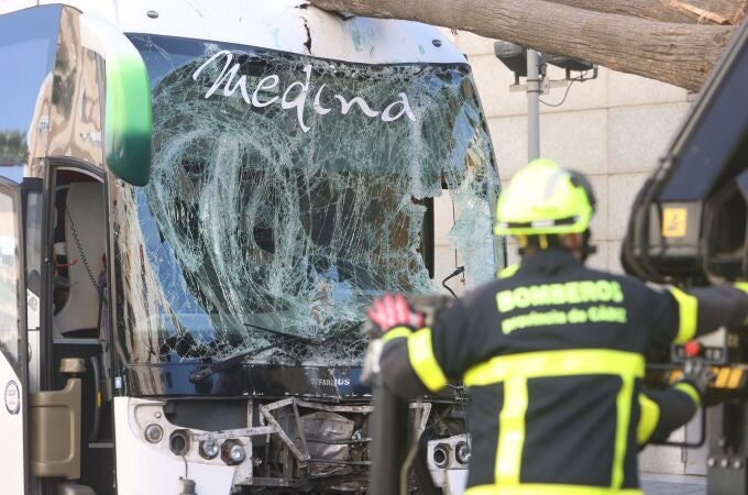 Autobús accidentado este lunes en la entrada de Cádiz por el segundo puente.