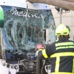 Autobús accidentado este lunes en la entrada de Cádiz por el segundo puente.