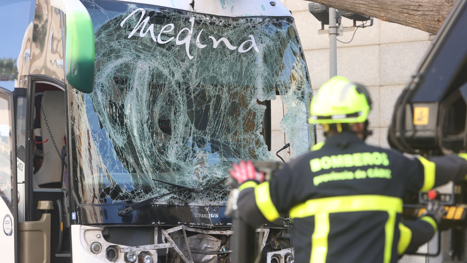 Autobús accidentado este lunes en la entrada de Cádiz por el segundo puente. NACHO FRADE / EUROPA PRESS 09/10/2023