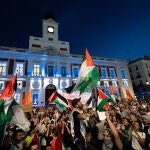 Cientos de personas y políticos se concentran en la Puerta del Sol de Madrid en defensa del pueblo palestino
