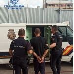 Dos agentes custodian al detenido por robar, presuntamente, un ecógrafo robado de la UCI del hospital Morales Meseguer, en Murcia