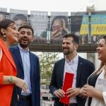 Luis Tudanca conversa con Ana Sánchez en Bruselas en presencia de miembros de las Juventudes Socialistas