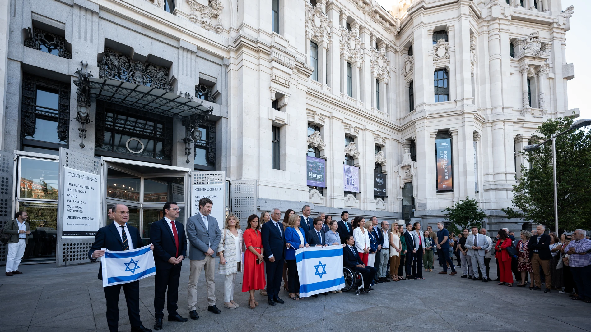 Alcaldes y portavoces del PP de Madrid durante un minuto de silencio frente al Ayuntamiento de Madrid, a 10 de octubre de 2023, en Madrid (España). El PP de Madrid ha convocado un minuto de silencio frente a sus Ayuntamientos en solidaridad con las víctimas en Israel tras los ataques de Hamás. El Ejército Israelí ha informado hoy de que ha recuperado 1.500 cadáveres de milicianos de Hamás que irrumpieron el pasado sábado en territorio israelí por tierra. Durante la pasada noche, Israel ha vue...