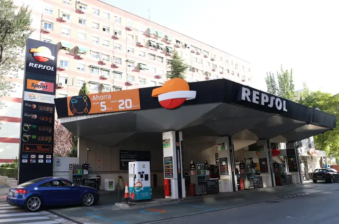 Repsol redobla su ofensiva de descuentos en carburantes hasta los 40 céntimos por litro