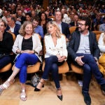 Yolanda Díaz rodeada de dirigentes de Sumar este martes en Barcelona