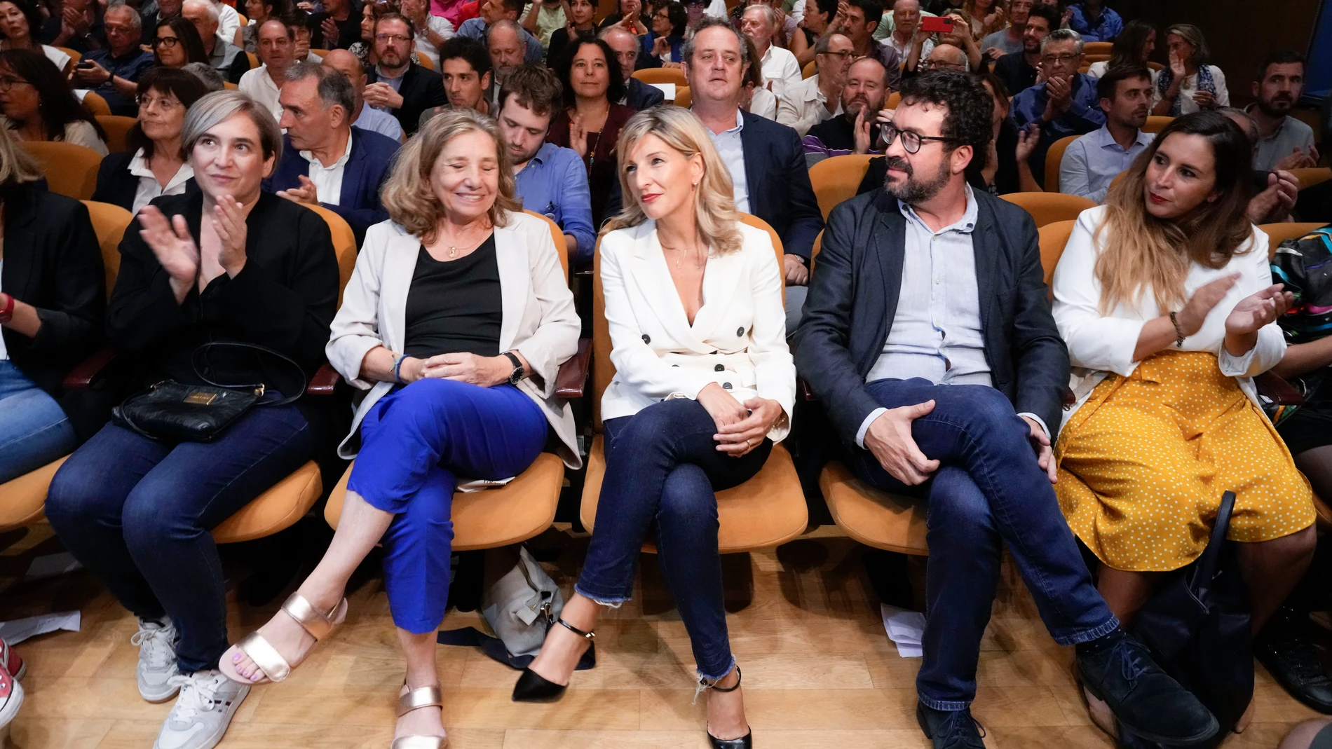 Yolanda Díaz rodeada de dirigentes de Sumar este martes en Barcelona