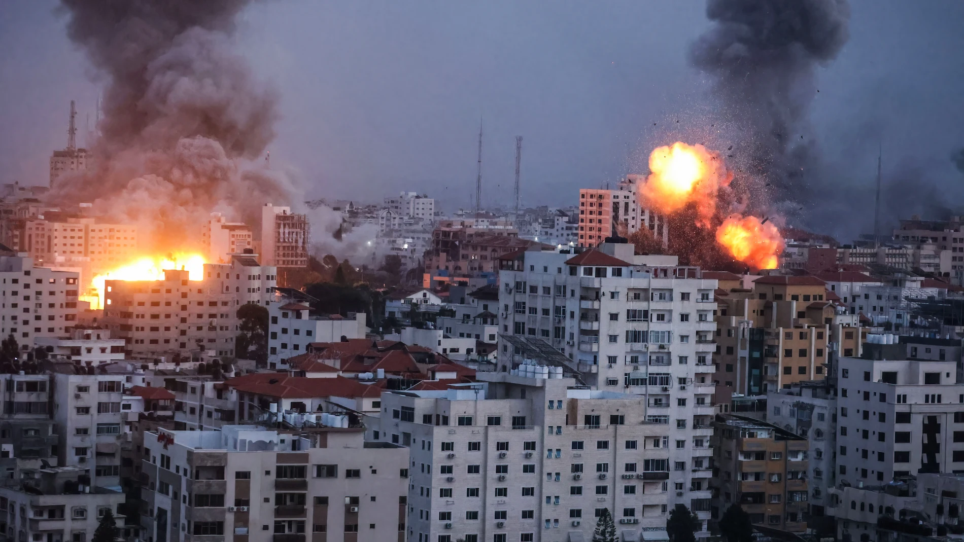 Columnas de humo tras varios bombardeos de Israel contra la Franja de Gaza 09/10/2023