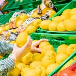 Limones en la sección de fruta y verdura de Mercadona
