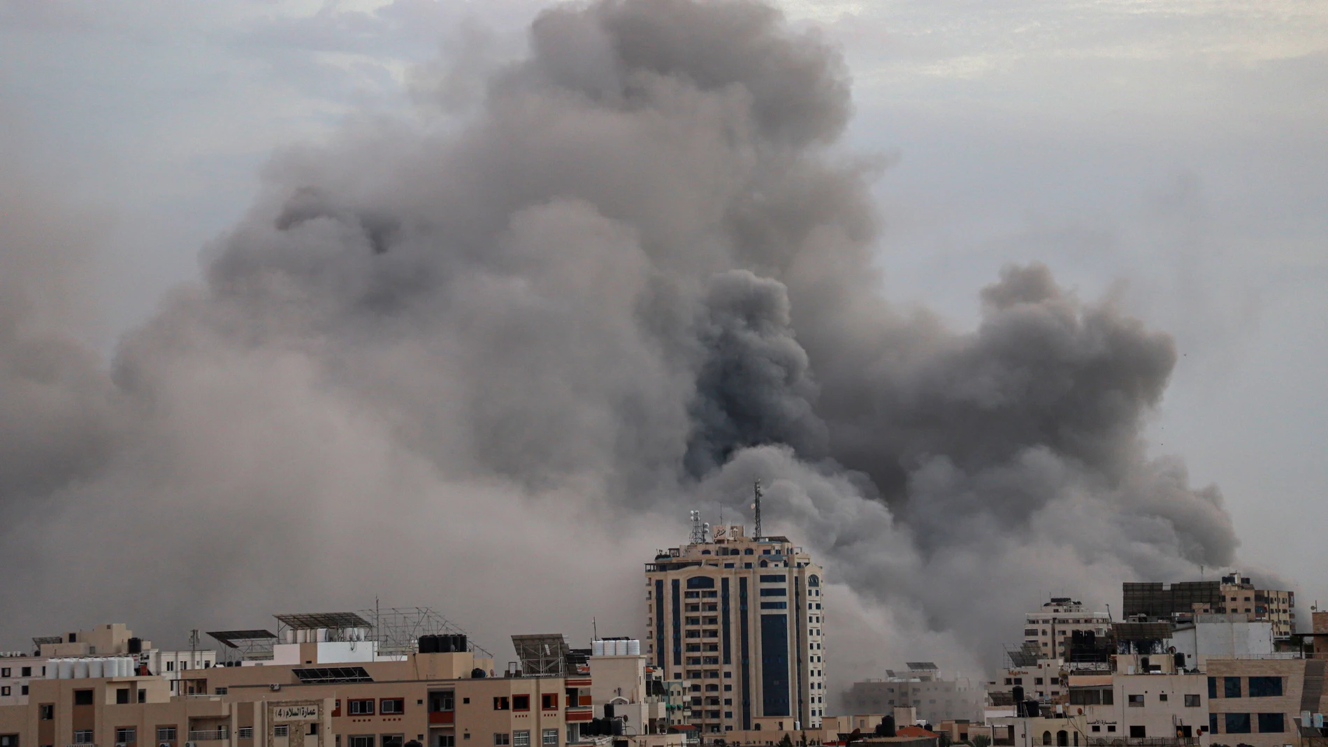 Columna de humo tras un bombardeo de Israel contra la Franja de Gaza 09/10/2023
