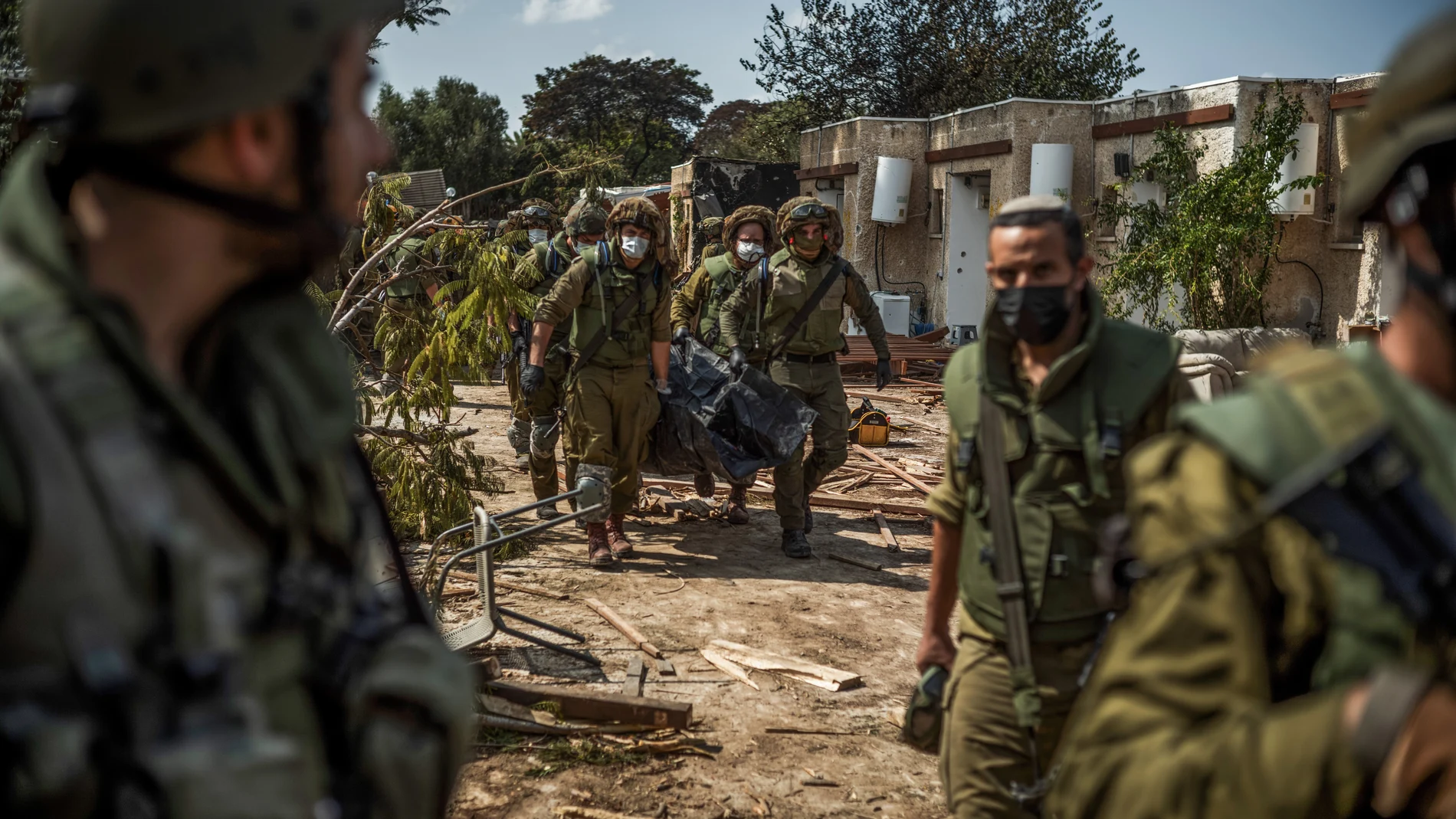 Las fuerzas israelíes extraen los cadáveres de residentes israelíes de una casa destruida mientras continúan los combates entre las tropas israelíes y los militantes islamistas de Hamas.