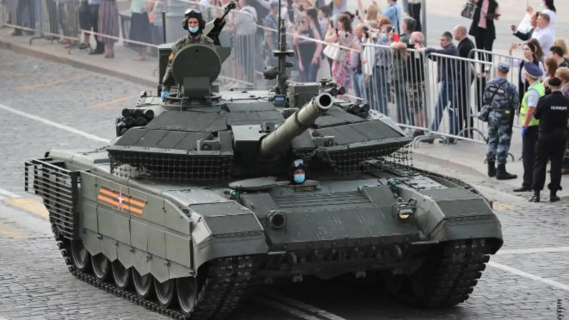 Un tanque ruso T-90M en un desfile.