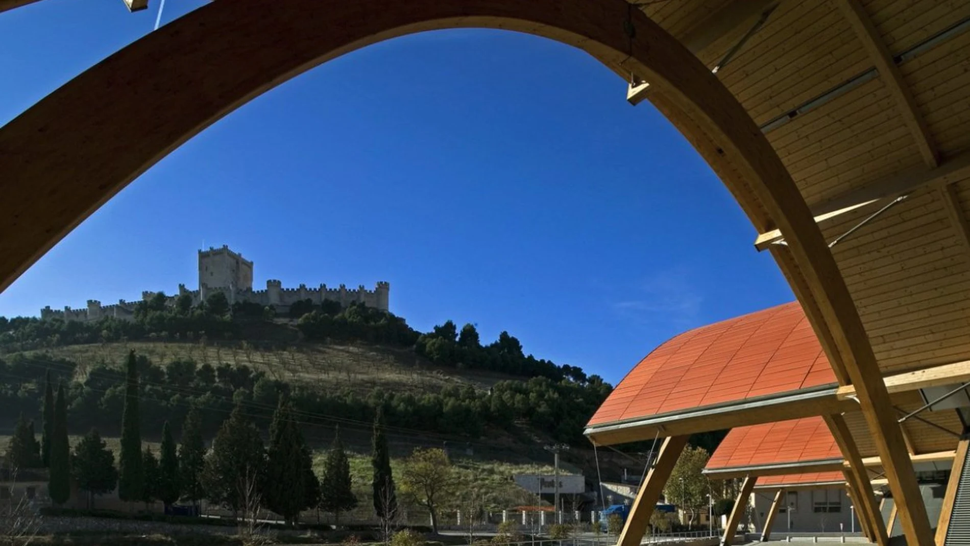 Vista del castillo de Peñafiel desde la entrada a Bodegas Protos