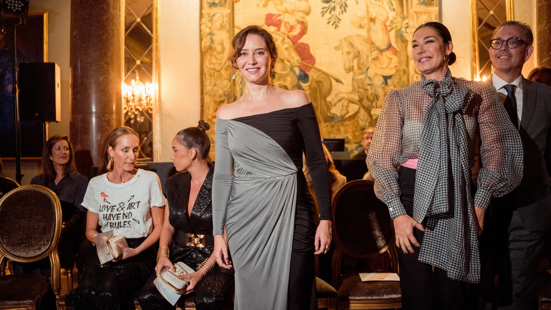 La presidenta de la Comunidad de Madrid, Isabel Díaz Ayuso (3d), y la modelo y presentadora Raquel Revuelta (2d) durante un desfile por la celebración de la Semana Internacional de la Moda Flamenca (SIMOF), en el Hotel Wellington, a 10 de octubre de 2023, en Madrid (España). La Semana Internacional de la Moda Flamenca celebra su segunda edición de SIMOF desde hoy al 12 de octubre. Tras el desfile se han entregado los Premios Flamenco en la Piel SIMOF Madrid, un reconocimiento a personalidade...