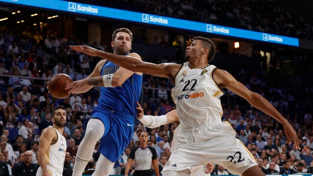 Doncic busca a un compañero ante la defensa de Tavares