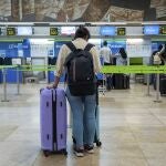 Pasajeros en los mostradores de Air Europa en el aeropuerto Adolfo Suárez-Barajas en Madrid.