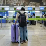 Pasajeros en los mostradores de Air Europa en el aeropuerto Adolfo Suárez-Barajas en Madrid.