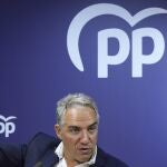 El coordinador general del PP, Elías Bendodo, interviene en la clausura la Junta Directiva Autonómica del PP de Castilla y León, que se ha celebrado hoy en Valladolid.