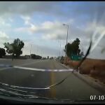 Terroristas de Hamás tirotean un coche que circula por una carretera