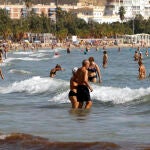 Imagen de la playa urbana del Postiguet, en Alicante, con bañistas intentando soportar las altas temperaturas del mes de octubre.