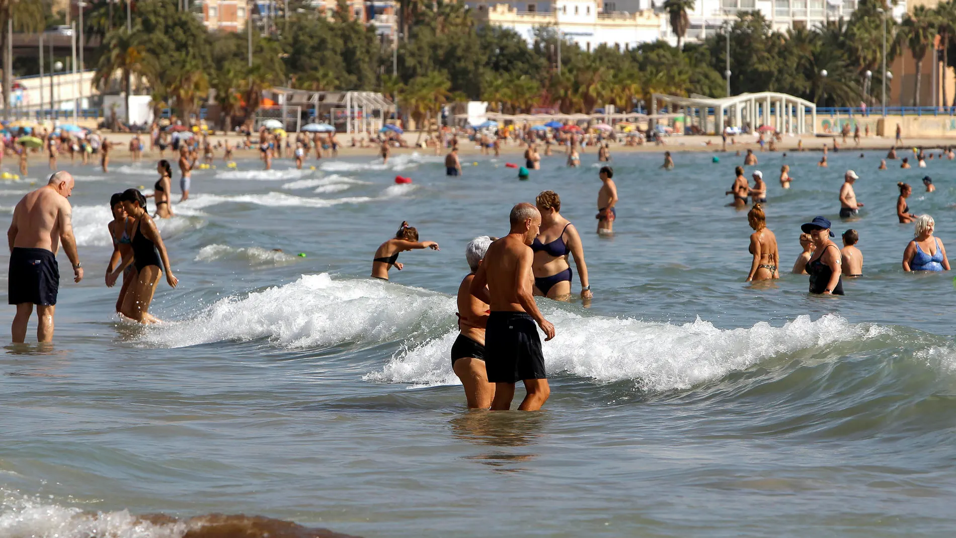 Imagen de la playa urbana del Postiguet, en Alicante, con bañistas intentando soportar las altas temperaturas del mes de octubre.