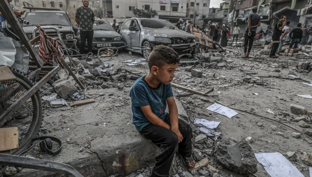 Un niño en Gaza tras un ataque de Israel