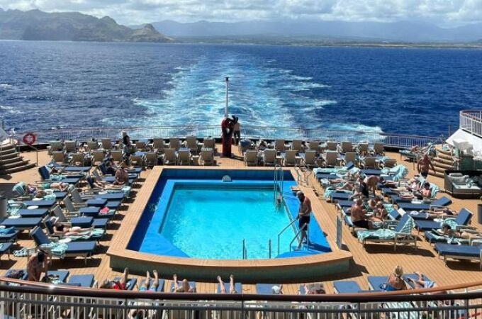 Una imagen desde el interior del Norwegian Spirit de NCL mientras deja atrás las islas de Hawái