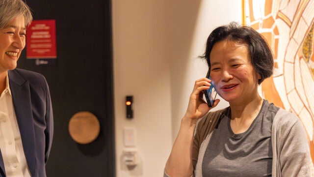 La periodista chino-australiana Cheng Lei llega a Australia tras ser liberada por China