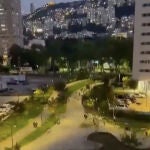 Ciudadanos israelíes buscan refugio ante las alarmas de alerta aérea en Haifa