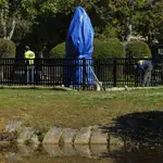 Johnston (United States), 04/10/2023.- The Christopher Columbus statue remains wrapped in a tarp as workers construct a surrounding fence on the small island in Pocassett Pond at Johnston Memorial Park in Johnston, Rhode Island, USA, 04 October 2023. The statue, set to be unveiled on 09 October 2023, the Columbus Day holiday, also referred to as Indigenous People&#39;s Day, had been removed from a square in neighboring Providence, Rhode Island, during the Black Lives Matter protests of 2020. The 15th-century Italian explorer has been criticized by some historians for the spread of disease to the Caribbean Islands and the abuse of natives in the Americas. (Protestas) EFE/EPA/CJ GUNTHER