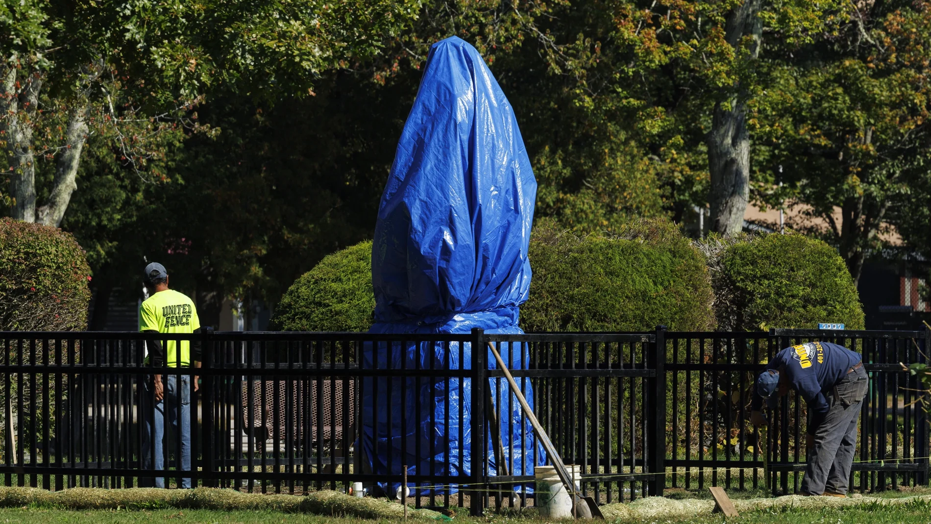 Johnston (United States), 04/10/2023.- The Christopher Columbus statue remains wrapped in a tarp as workers construct a surrounding fence on the small island in Pocassett Pond at Johnston Memorial Park in Johnston, Rhode Island, USA, 04 October 2023. The statue, set to be unveiled on 09 October 2023, the Columbus Day holiday, also referred to as Indigenous People's Day, had been removed from a square in neighboring Providence, Rhode Island, during the Black Lives Matter protests of 2020. The 15th-century Italian explorer has been criticized by some historians for the spread of disease to the Caribbean Islands and the abuse of natives in the Americas. (Protestas) EFE/EPA/CJ GUNTHER