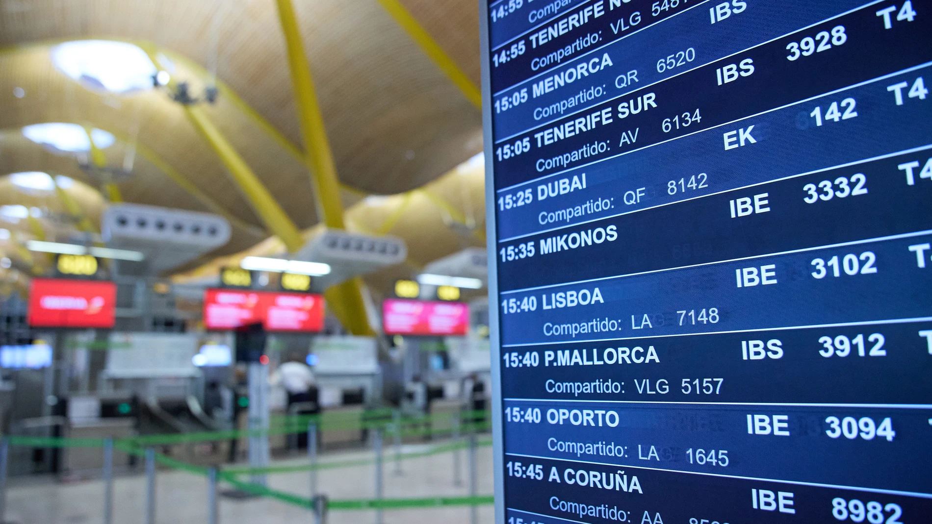 MADRID.-La aerolíneas que operan en Barajas operarán 5.284 vuelos durante el puente de El Pilar, un 8,6% más que en 2022