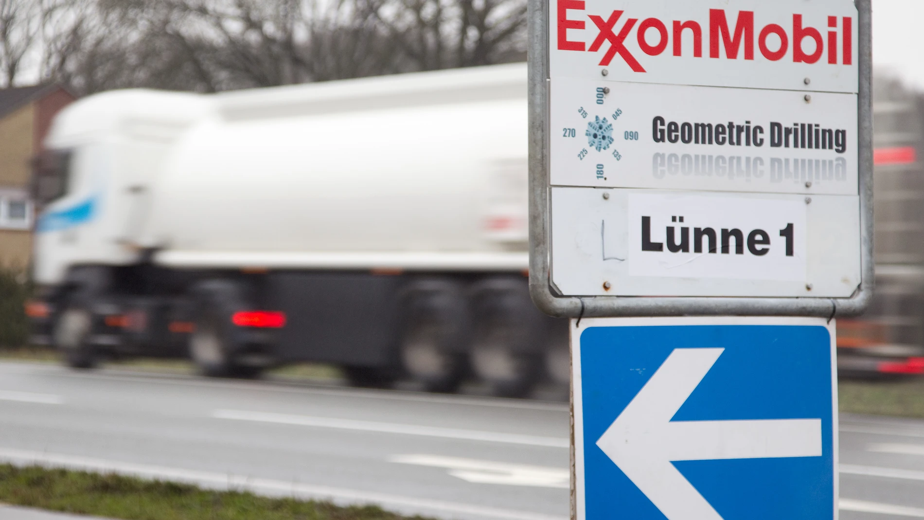 FILED - 14 January 2011, Luenne: A general view of a sign reading "Exxon Mobil Geometric Drilling Luenne 1". US oil and gas company Exxon Mobil has entered into a definitive agreement to acquire US energy company Denbury in an all-stock deal valued at $4.9 billion, or $89.45 per share. Photo: picture alliance / dpa (Foto de ARCHIVO) 14/01/2011 ONLY FOR USE IN SPAIN