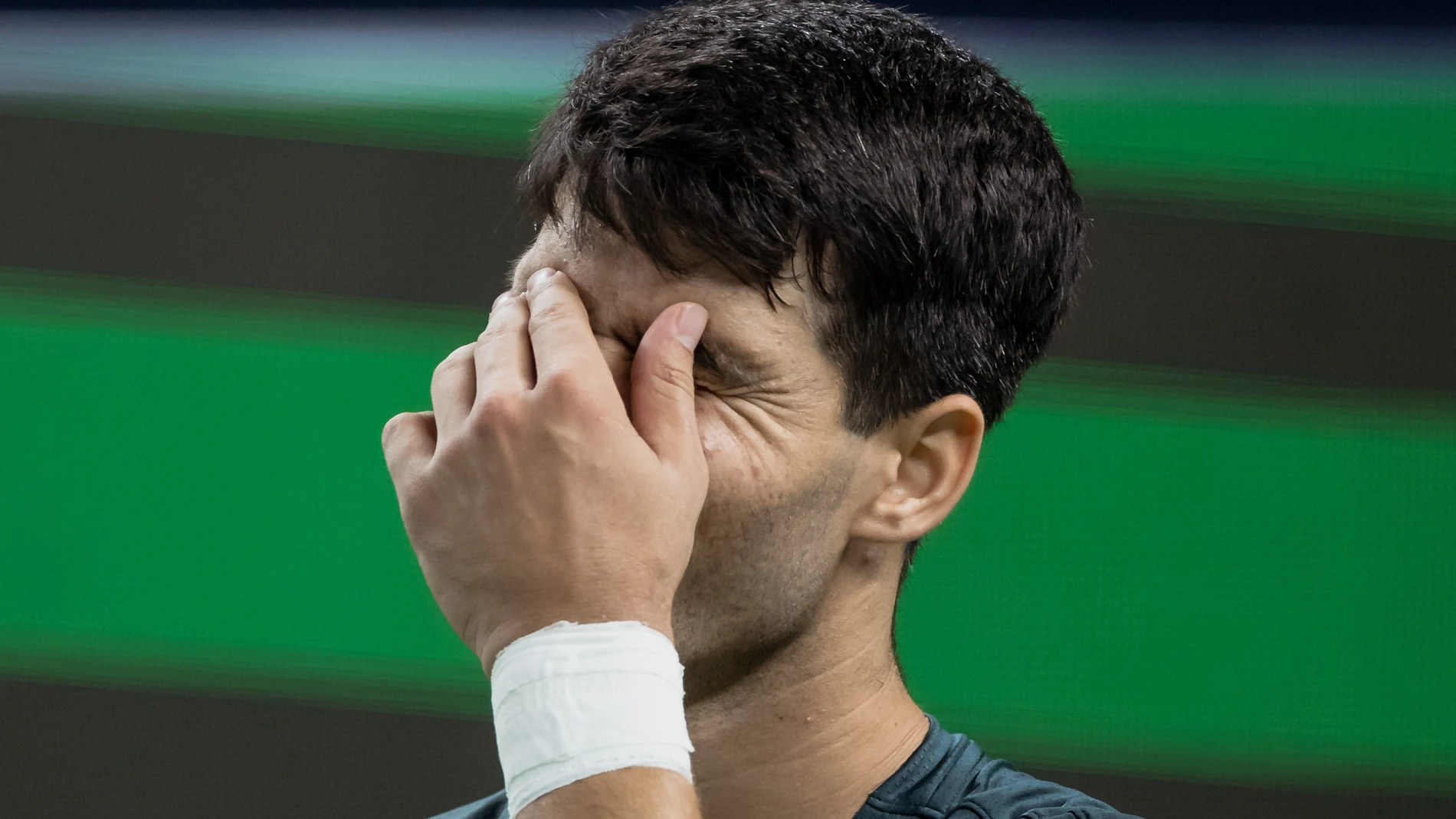 Shanghai (China), 11/10/2023.- Carlos Alcaraz of Spain reacts during the match against Grigor Dimitrov of Bulgaria at the Shanghai Masters tennis tournament, Shanghai, China, 11 October 2023. (Tenis, España) EFE/EPA/ALEX PLAVEVSKI