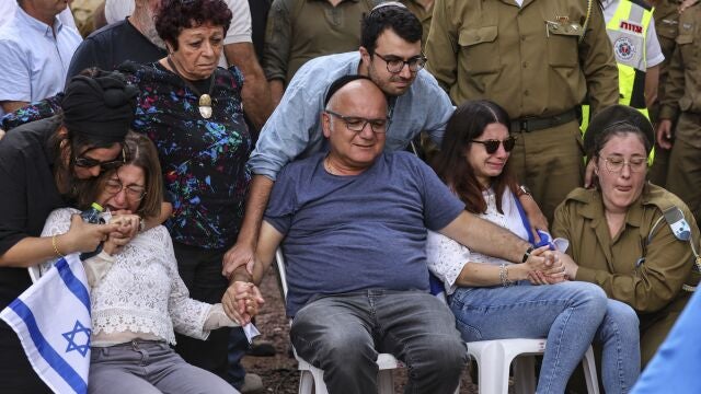 Las padres y la hermana de un soldado israelí
