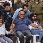 Las padres y la hermana de un soldado israelí