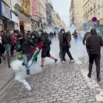 Manifestación pro palestina es dispersada con granadas de gas lacrimógeno en Francia
