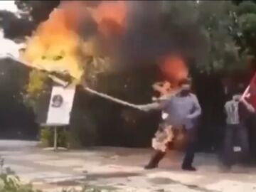  Un hombre se prende fuego mientras quema una bandera de Israel
