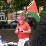 Una mujer transgénero muestra su apoyo a Palestina en Estados Unidos