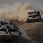 Blindados israelíes se dirigen a la frontera con Gaza