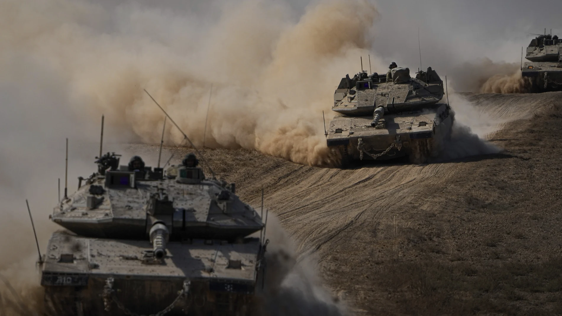 Blindados israelíes se dirigen a la frontera con Gaza