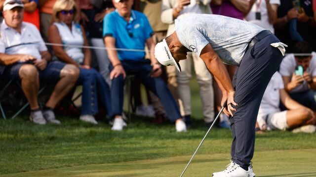 Jon Rahm se lamenta tras fallar un putt