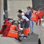 Llegan más de 900 personas a Canarias a bordo de 14 pateras desde la tarde de este jueves