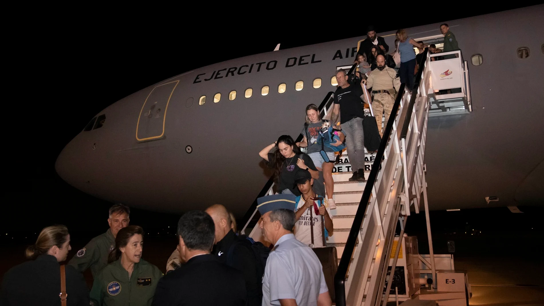 Españoles evacuados de Israel descienden de los aviones enviados por Defensa y Exteriores