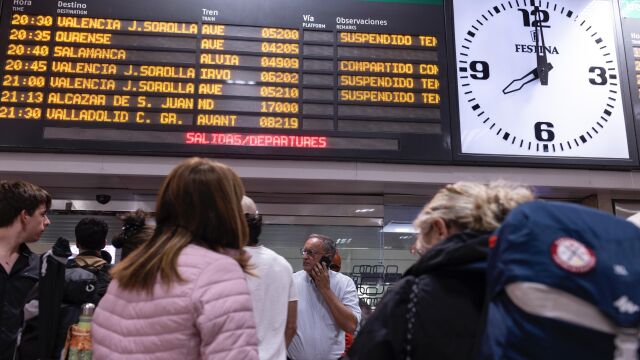 Pasajeros afectados por el corte de circulación esperando una solución en Chamartín