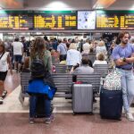 Pasajeros afectados por el corte de circulación entre Madrid y Valencia en la estación de Chamartín