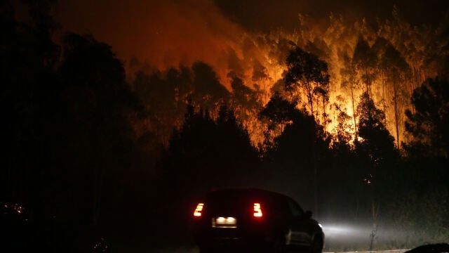 El incendio en Trabada (Lugo) arrasa 160 hectáreas y las llamas se acercan a varios núcleos de población