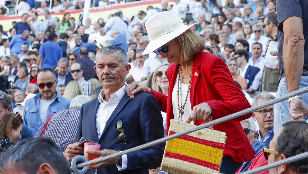La Infanta Elena con bolso con la bandera de España.