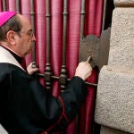 Cierre de la Puerta Santa de la basílica menor de La Santa por parte del obispo de la Diócesis