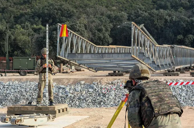 El Ejército de Tierra trabaja ya en el montaje del puente Mabey entre Aldea del Fresno y Villamanta, que estará listo el martes