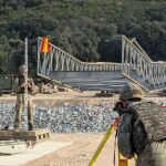 El Ejército de Tierra trabaja ya en el montaje del puente entre Aldea del Fresno y Villamanta